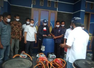 DPD NASDEM Lamteng Bagikan Mesin Penyemprot Disinfektan, Cegah Penyebaran Virus Corona
