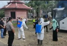 Cegah Penyebaran Covid-19, Tim Gabungan POLRI, TNI, BPBD & Instansi Terkait Kabupaten Lampung Utara, Lakukan Penyemprotan Desinfektan.