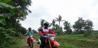Gunakan Sepeda Motor Trail, Bupati Loekman Sambangi Warga Sedang Bergotong Royong di Poncowati