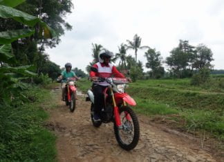 Gunakan Sepeda Motor Trail, Bupati Loekman Sambangi Warga Sedang Bergotong Royong di Poncowati