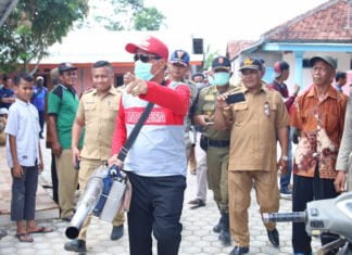 Bupati Lampung Tengah Terjun Langsung Lakukan Fogging di Wilayah Rawan DBD