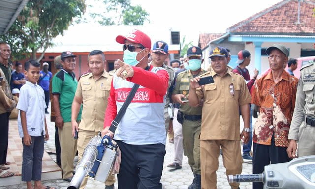 Bupati Lampung Tengah Terjun Langsung Lakukan Fogging di Wilayah Rawan DBD