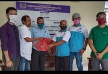 Ketua PWI Lam-Tim Bagikan THR dan Ratusan Paket Bingkisan