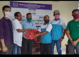 Ketua PWI Lam-Tim Bagikan THR dan Ratusan Paket Bingkisan