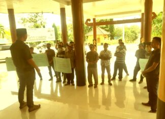 Masyarakat Umpu Bhakti “Seruduk” Kantor Wakil Rakyat Way Kanan Untuk Meminta Keadilan Terkait Bantuan Covid 19