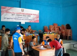 Kakam Gistang Salurkan BLT-DD, 162 KK Penerima Bantuan