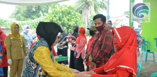 Ketua TPPKK Lampung Tengah Bersama Dengan Bahagiati, Tinjau Lansung Pemasangan KB Implan Dalam Rangka HARGANAS ke 27