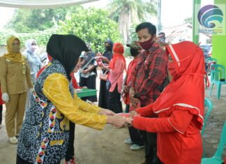 Ketua TPPKK Lampung Tengah Bersama Dengan Bahagiati, Tinjau Lansung Pemasangan KB Implan Dalam Rangka HARGANAS ke 27