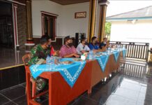 Babinsa Koramil 427-01/Pakuan Ratu Dampingi Penyaluran BLT DD Kampung Gedung Jaya