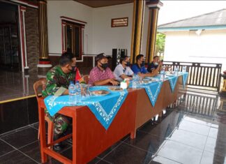 Babinsa Koramil 427-01/Pakuan Ratu Dampingi Penyaluran BLT DD Kampung Gedung Jaya