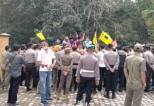 Aliansi Mahasiswa Way Kanan Berorasi di Gedung DPRD way kanan Tolak UU Cipta Kerja