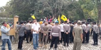 Aliansi Mahasiswa Way Kanan Berorasi di Gedung DPRD way kanan Tolak UU Cipta Kerja