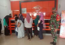 KORAMIL 06 Baradatu Dampingi dan Pantau Penyaluran Bantuan Sosial Tunai Di Kantor POS BARADATU