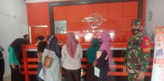 KORAMIL 06 Baradatu Dampingi dan Pantau Penyaluran Bantuan Sosial Tunai Di Kantor POS BARADATU