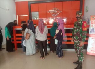 KORAMIL 06 Baradatu Dampingi dan Pantau Penyaluran Bantuan Sosial Tunai Di Kantor POS BARADATU