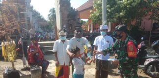 Cegah Penyebaran Covid-19, Babinsa Koramil 427-05/Banjit Terus Sosialisasi Tetap Patuh Protokol Kesehatan