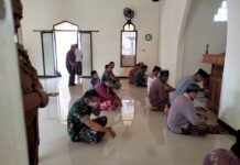 Anggota Koramil427-02/kasui Kodim 0427/wk Berjamaah Bersama Warga Guna Mempererat Silaturahmi