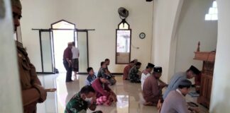 Anggota Koramil427-02/kasui Kodim 0427/wk Berjamaah Bersama Warga Guna Mempererat Silaturahmi