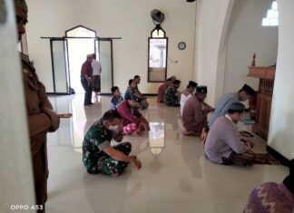 Anggota Koramil427-02/kasui Kodim 0427/wk Berjamaah Bersama Warga Guna Mempererat Silaturahmi