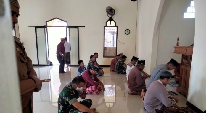 Anggota Koramil427-02/kasui Kodim 0427/wk Berjamaah Bersama Warga Guna Mempererat Silaturahmi