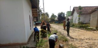 Danpos Koramil 427-04 Bahuga Bersama Masyarakat Bergotong Royong di Kecamatan Way Tuba