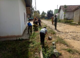 Danpos Koramil 427-04 Bahuga Bersama Masyarakat Bergotong Royong di Kecamatan Way Tuba
