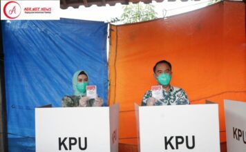 Bupati Adipati Gunakan Hak Pilih Di TPS 03 Bumi Ratu, Dan Sekda Saipul Di TPS 05 Negara Batin Way Kanan