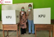 Kadis Kominfo dan Ketua DWP Diskominfo ‘Nyoblos’ Di TPS 01 Blambangan Umpu Way Kanan