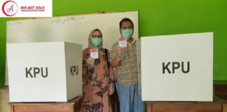 Kadis Kominfo dan Ketua DWP Diskominfo ‘Nyoblos’ Di TPS 01 Blambangan Umpu Way Kanan