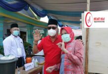 Bupati Lampung Tengah Dan Ketua TP PKK Kab. Lampung Tengah Gunakan Hak Suara di TPS 001