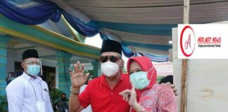 Bupati Lampung Tengah Dan Ketua TP PKK Kab. Lampung Tengah Gunakan Hak Suara di TPS 001