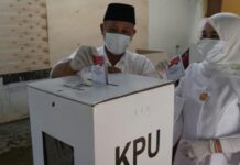 Pilkada Serentak 2020, Bupati Nanang Dan Istri Mencoblos Di TPS 001 Desa Way Galih Tanjung Bintang