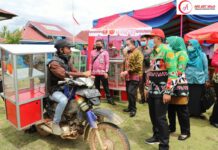 Bupati Lampung Barat Berikan Bantuan Gerobak Pada Pedagang Makin Mandiri