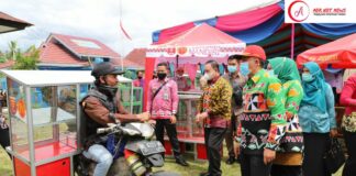 Bupati Lampung Barat Berikan Bantuan Gerobak Pada Pedagang Makin Mandiri