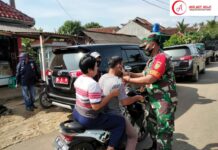 Babinsa Koramil427-02/Kasui Bagikan Masker Pada Warga