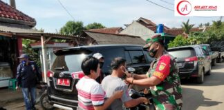 Babinsa Koramil427-02/Kasui Bagikan Masker Pada Warga