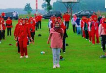 Bupati Lamsel Nanang Dan Ketua TP PKK Winarni Awali Aktivitas Pagi Dengan Senam Bersama Masyarakat Desa