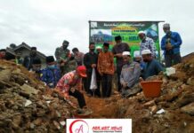 Letakkan Batu Pertama Pembangunan Masjid, Bupati Lambar Ajak Untuk Menjaga dan Merawatnya Dengan Baik