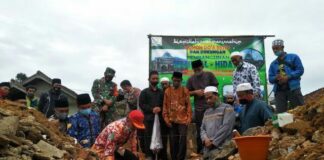 Letakkan Batu Pertama Pembangunan Masjid, Bupati Lambar Ajak Untuk Menjaga dan Merawatnya Dengan Baik