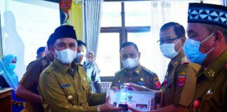 Laksanakan Rapat Koordinasi POP, Bupati Lambar Berikan Penghargaan