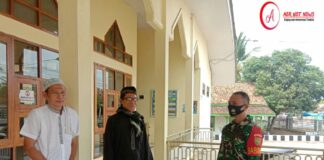 Babinsa Koramil427-02/kasui Kodim 0427/wk bersama Bhabinkamtibmas polsek Rebang Tangkas Melaksanakan Pengawasan Protokol Kesehatan Di Tempat Ibadah