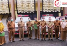 Walikota Metro Serahkan 5 Unit Mobil Ambulance Di Lima Kecamatan