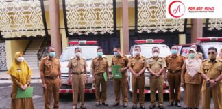 Walikota Metro Serahkan 5 Unit Mobil Ambulance Di Lima Kecamatan