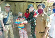 Babinsa O6 Baradatu Mendampingi Pembagian BLT DD Langsung Dari Rumah Ke Rumah Di Kampung Sukarame