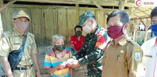 Babinsa O6 Baradatu Mendampingi Pembagian BLT DD Langsung Dari Rumah Ke Rumah Di Kampung Sukarame