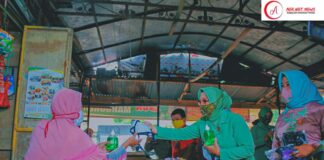 Persatuan Istri Tentara Bagikan Masker Dan Sabun Kepada Masyarakat Metro