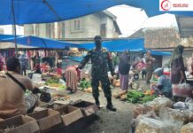 Anggota Koramil 427-04/Bahuga Kodim 0427/Way Kanan Mengajak Masyarakat untuk mematuhi Protokol Kesehatan.