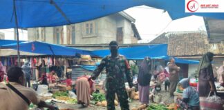 Anggota Koramil 427-04/Bahuga Kodim 0427/Way Kanan Mengajak Masyarakat untuk mematuhi Protokol Kesehatan.