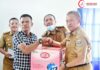 Wakil Walikota Menyerahkan Bantuan Kepada Masyarakat Kota Metro