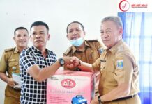 Wakil Walikota Menyerahkan Bantuan Kepada Masyarakat Kota Metro